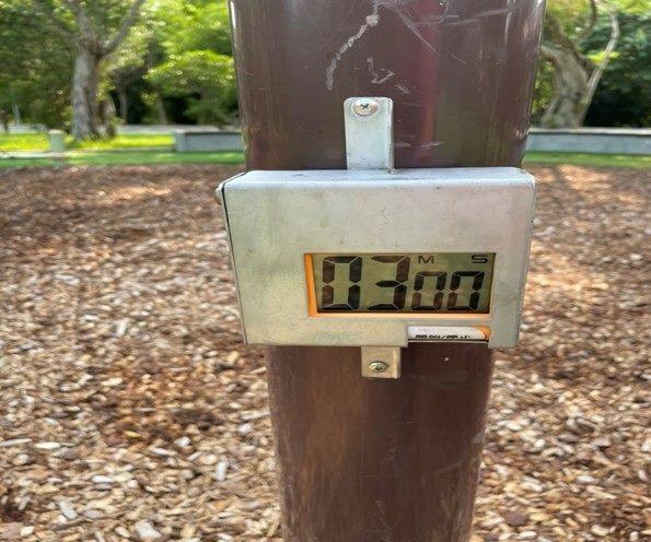 北市6公園試辦盪鞦韆計時器，提醒每3分鐘要換人。（北市府提供）
