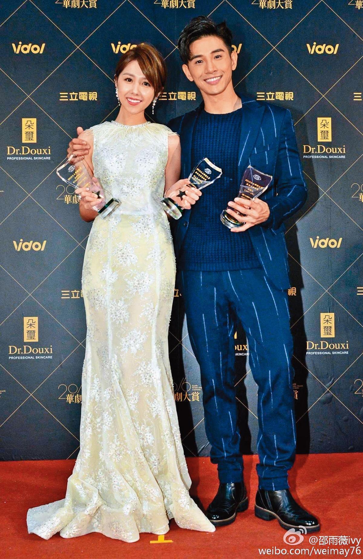 邵雨薇（左）和張立昂（右）2016年在三立「華劇大賞」獲得「最佳螢幕情侶獎」，當時她謝謝張立昂的爸媽把他生得這麼速配。（翻攝自邵雨薇微博）