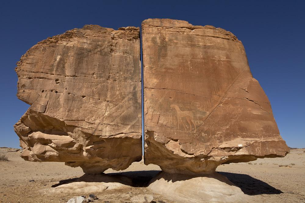 「阿納斯拉巨石」中間的裂縫成因不明，引起各國學者的注意。（翻攝阿拉伯國家岩石遺產官網）
