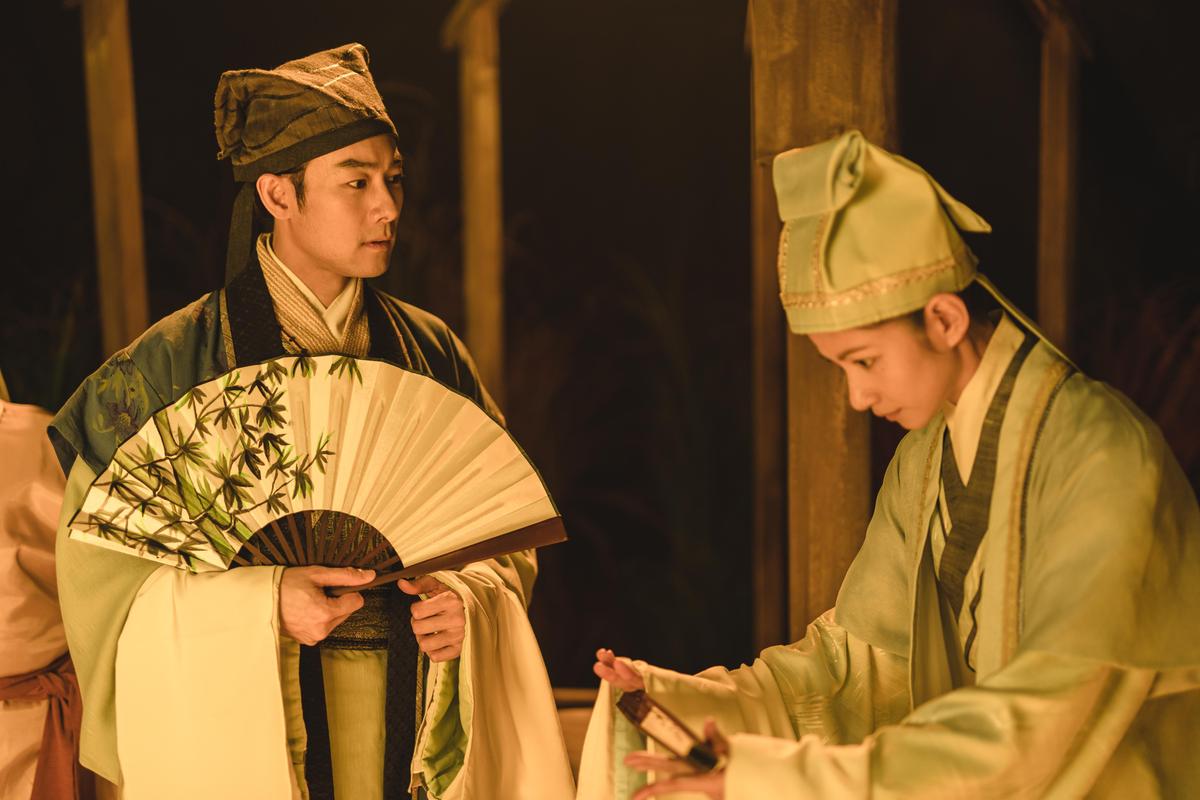施易男（左）、李千那在《孟婆客棧》裡，飾演梁山伯、祝英台。（唐美雲歌仔戲團提供）