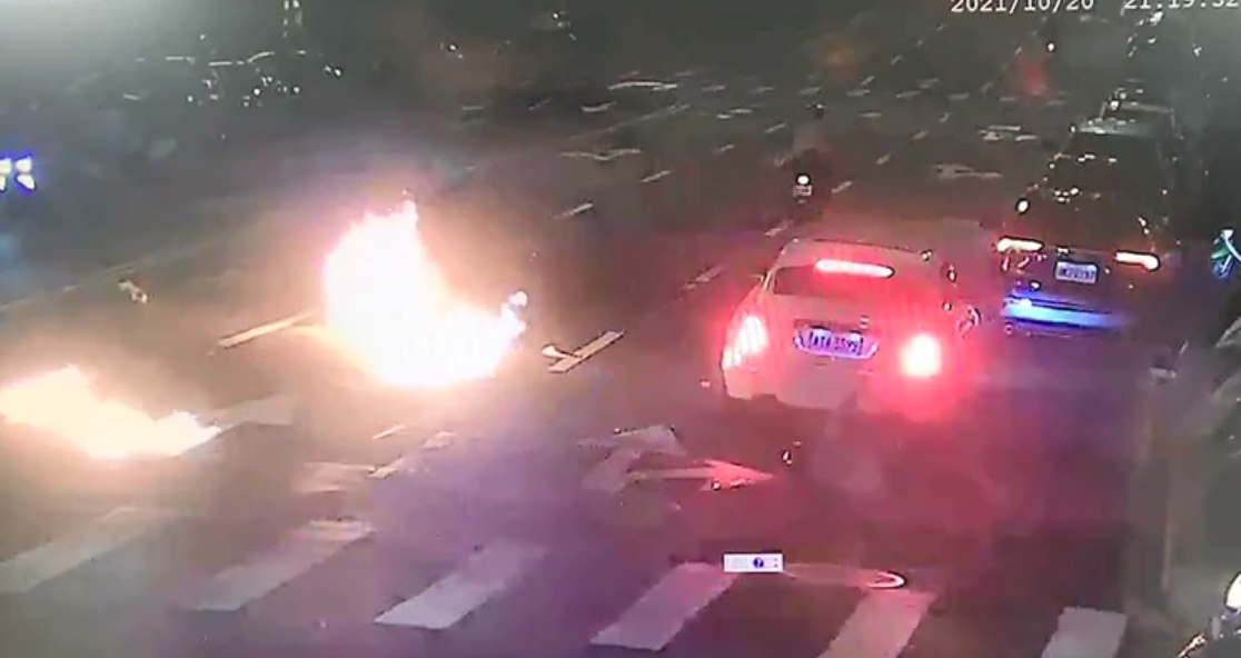 機車撞擊後瞬間起火，變成一團火球。（翻攝畫面）