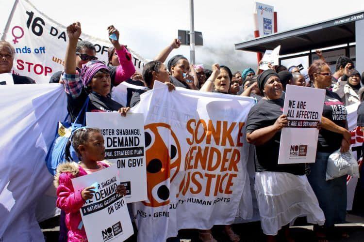 不滿性犯罪率日益高漲，南非婦女集體上街抗議。（翻攝Rape aXe official Facebook）