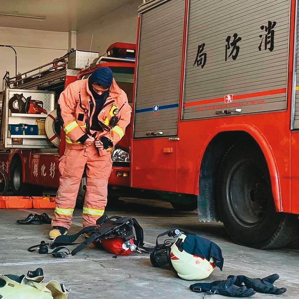 劉小明2016年於維冠大樓現場擔任特種搜救隊。（劉小明提供）