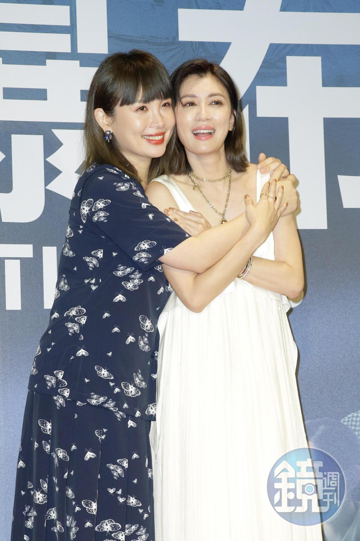 魏如萱（左）、賈靜雯（右）出席電影《瀑布》首映會，兩人在戲中飾演相互扶持的病友。