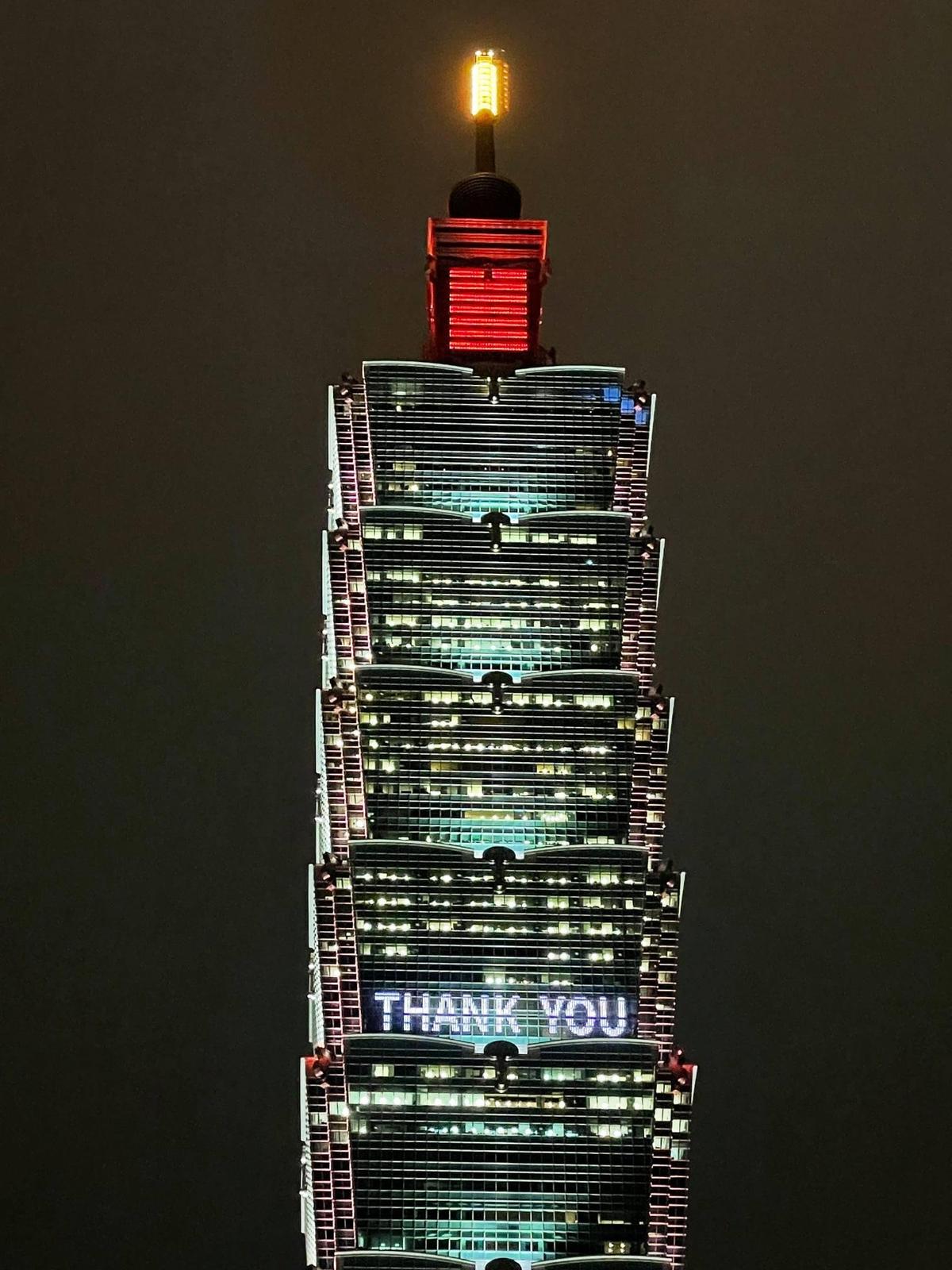 台北101晚間點燈感謝美國相挺送疫苗。（翻攝自台北101臉書）