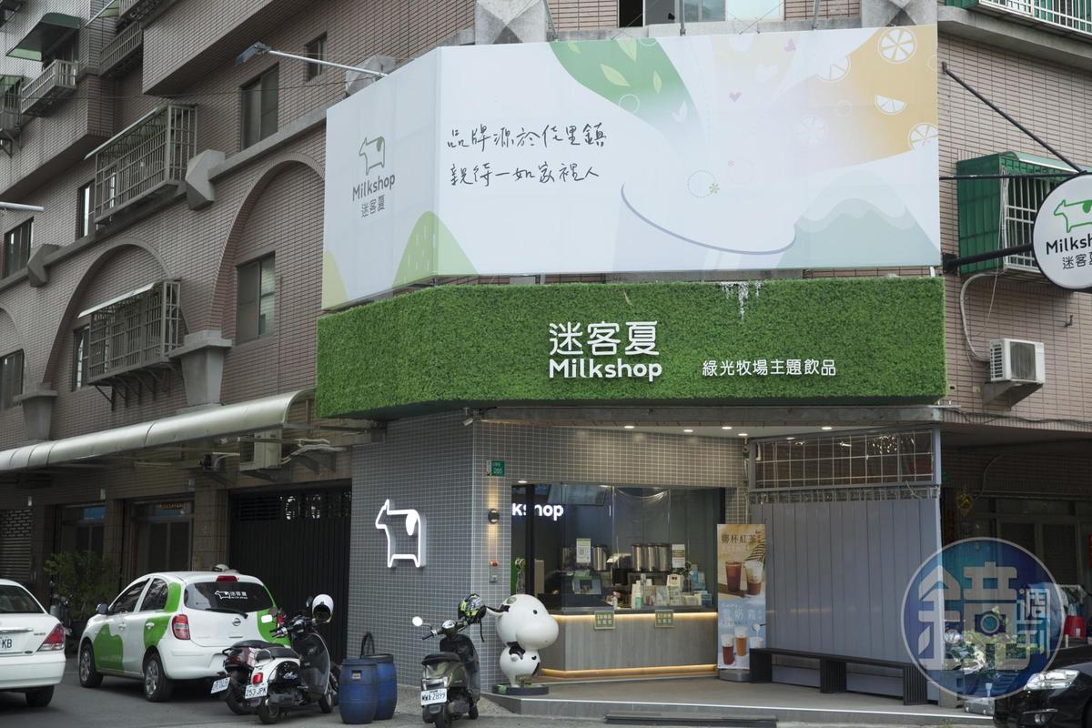 迷客夏在台南佳里區的創始店，位在公園路匯聚人潮的三角窗。