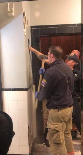 警消人員到場後鑿開牆壁，成功將男子救出。（翻攝Syracuse Fire Department臉書）