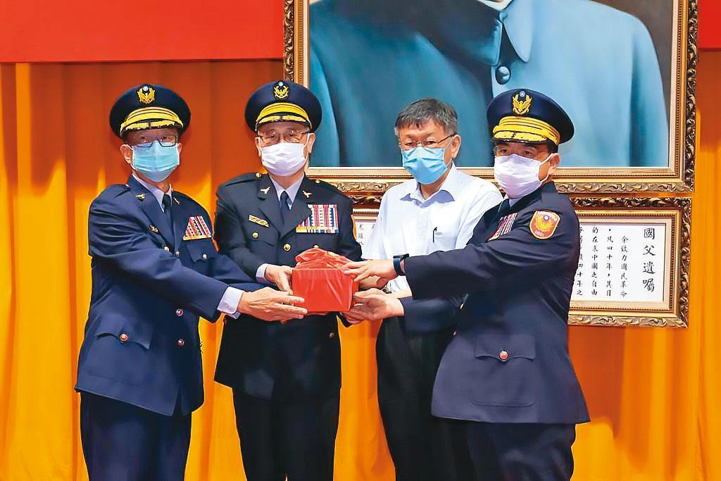 楊源明（右1）7月16日就任北市警察局長後，執行柯文哲（右2）要求的「6年輪調」，陳文鐘也在這波人事大異動之列。（翻攝畫面）