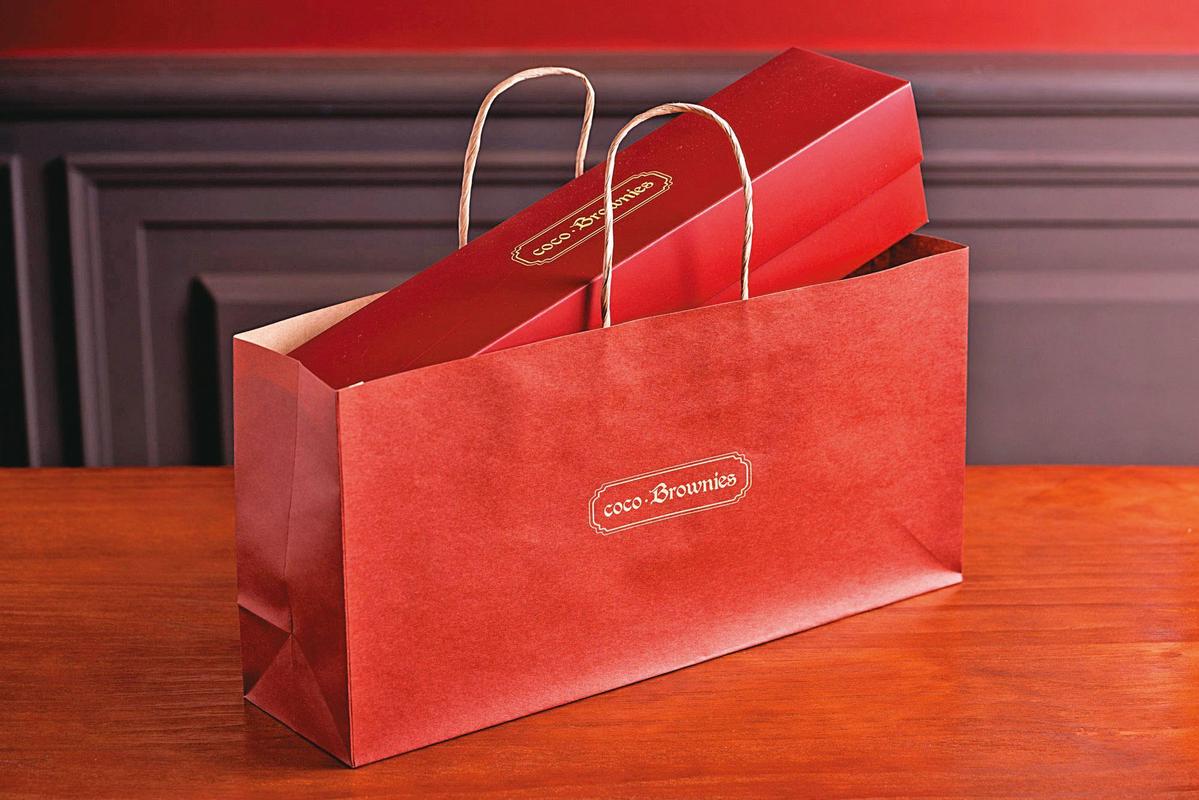 尹崇恩將120萬元現金放在可可布朗甜點紙袋內，再置入PRADA黑色包包，全遭保全竊取。（翻攝可可布朗臉書）
