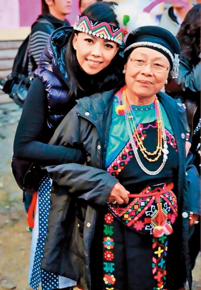 阿妹（左）近期幾乎常待台東老家，陪伴年事已高的張媽媽（右）。（翻攝自張惠妹臉書）