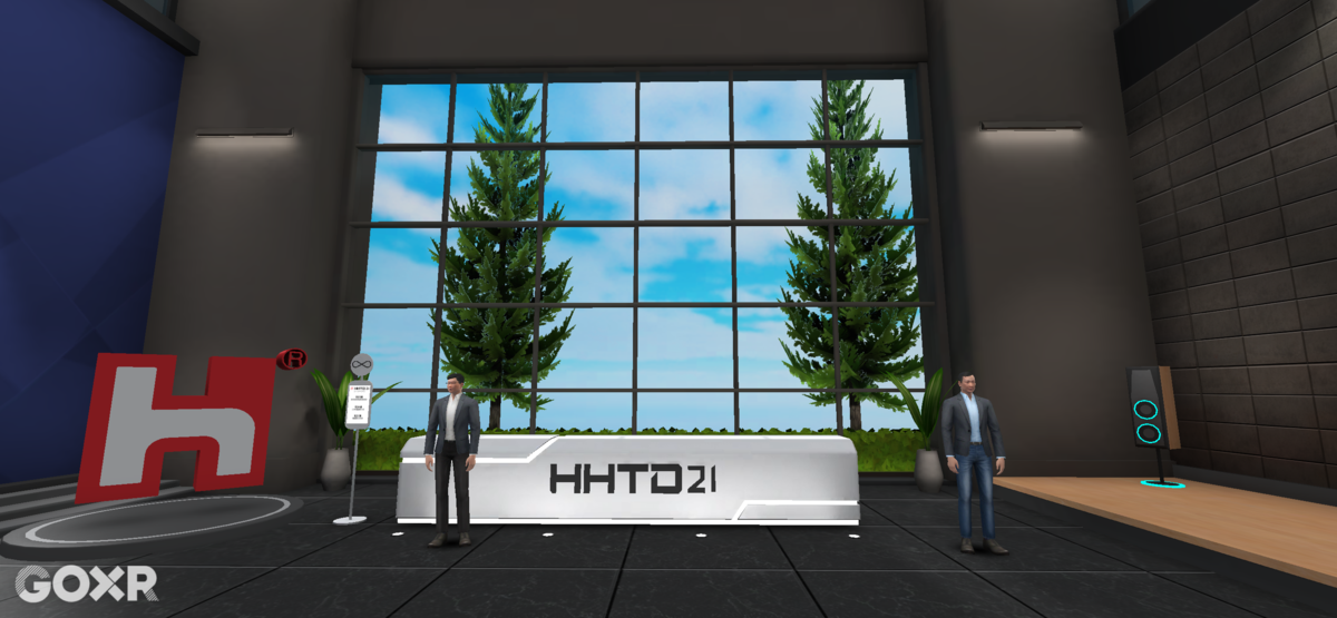 鴻海成為GOXR第一個正式亮相的大客戶，把一年一度的「鴻海科技日」（HHTD21）化成虛擬展會，鴻海集團創辦人郭台銘（右）、董事長劉揚偉（左）親自在裡面當起接待員。（XRSPACE提供）