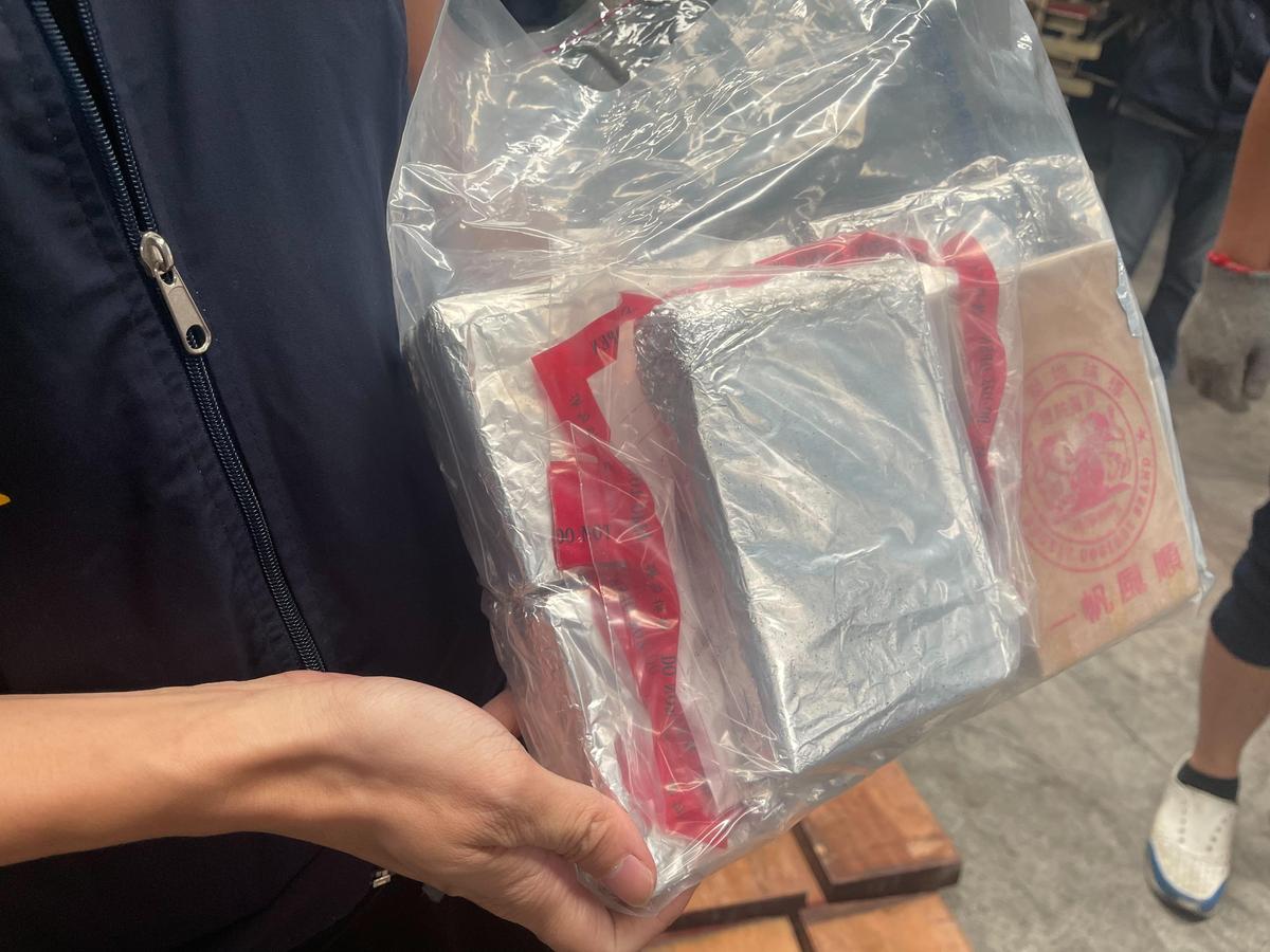 新北警方日前破獲台灣地表上最大海洛因磚毒品走私案。（警方提供 ） 