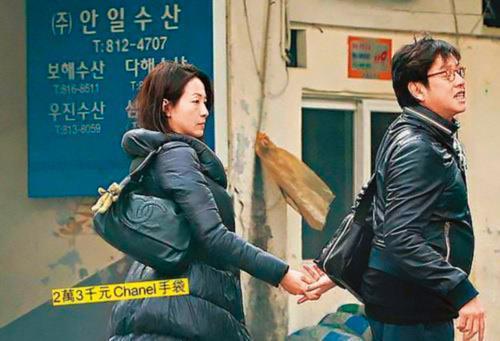 2012年譚詠麟與二房朱穎婷去韓國旅行，兩人牽手被拍到。（翻攝自新浪娛樂）