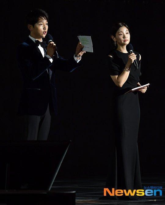 朴素丹（右）10月和宋仲基一起擔任釜山影展的開幕式司儀。（翻攝自Newsen）