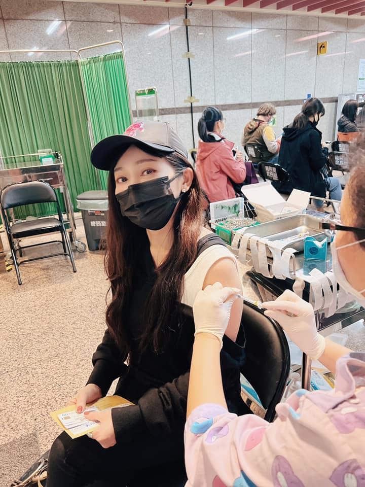 王彩樺特地穿了一件露肩的黑色長袖上衣，方便接種疫苗。（翻攝自王彩樺-台灣濱崎步臉書）