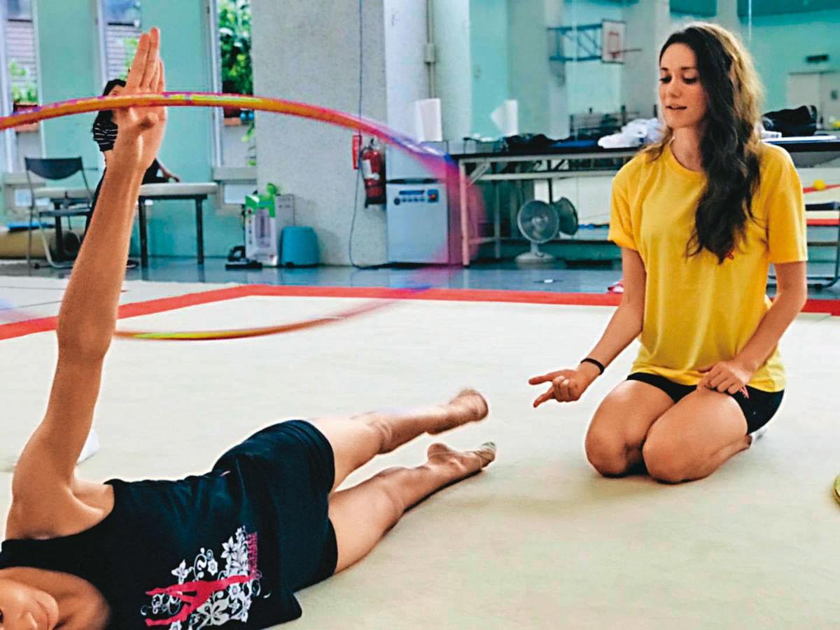 瑞莎（右）投入台灣韻律體操界，被網友稱讚人美心也美。（翻攝瑞莎臉書）