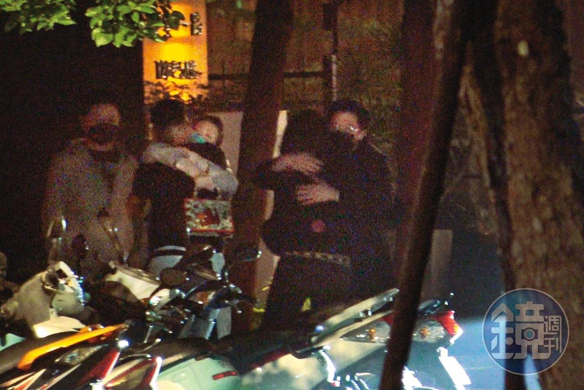 23：30，許瑋甯一見車就先衝上去，邱澤（右1）則先與友人寒暄，並擁抱餐廳老闆娘告別。