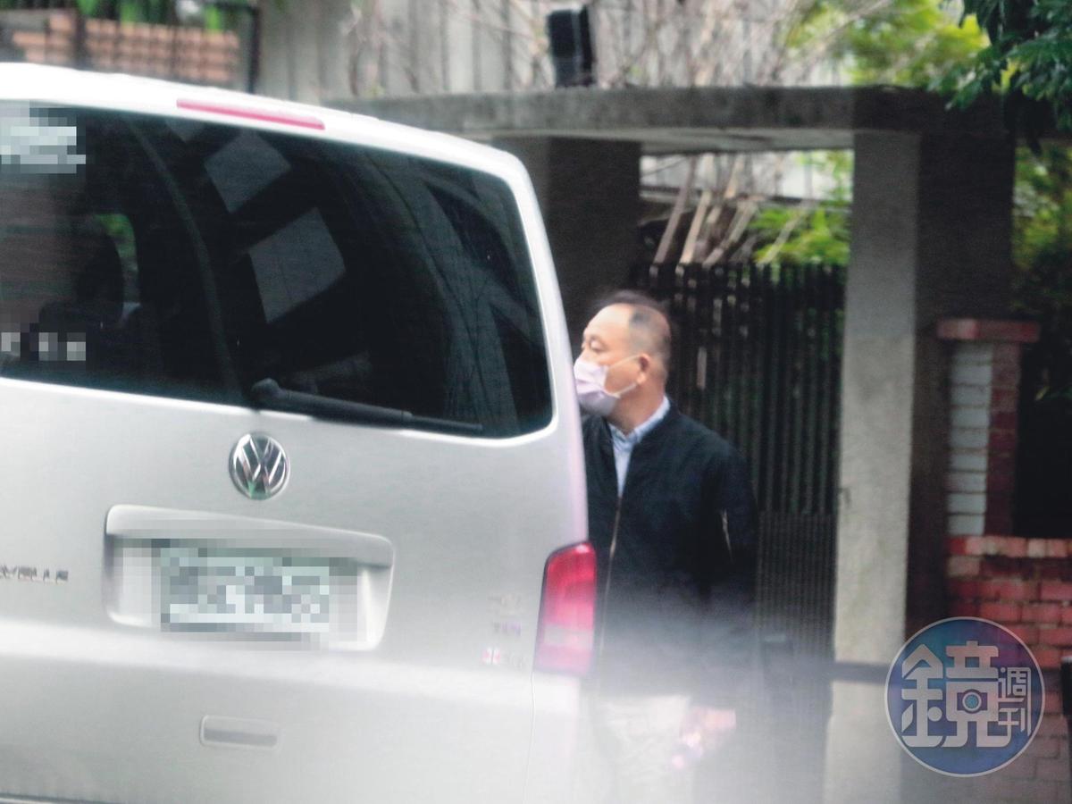 12/31 12:05 本刊直擊王力宏從隔離住所出發前往檢疫時，有專業車隊護送。