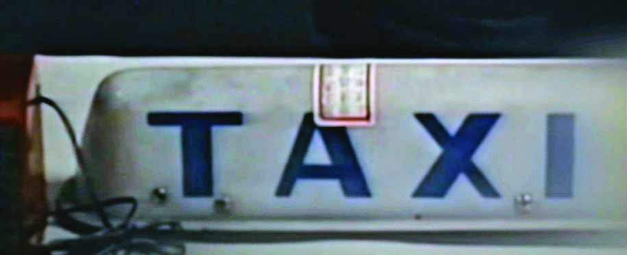 張正義在租來的車上加裝車頂燈，偽裝成計程車。（東森新聞提供）