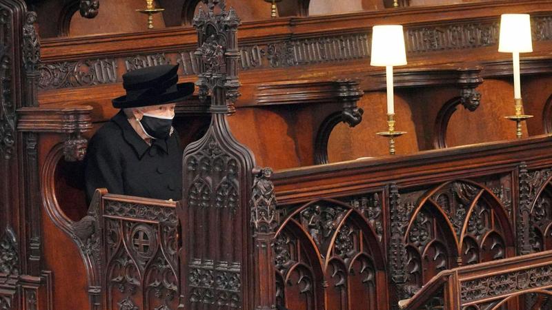 去年4月17日菲利普親王葬禮，英國女王被拍到獨自坐在最靠近祭壇的位置，惹人鼻酸。（翻攝MartinDaubney推特）