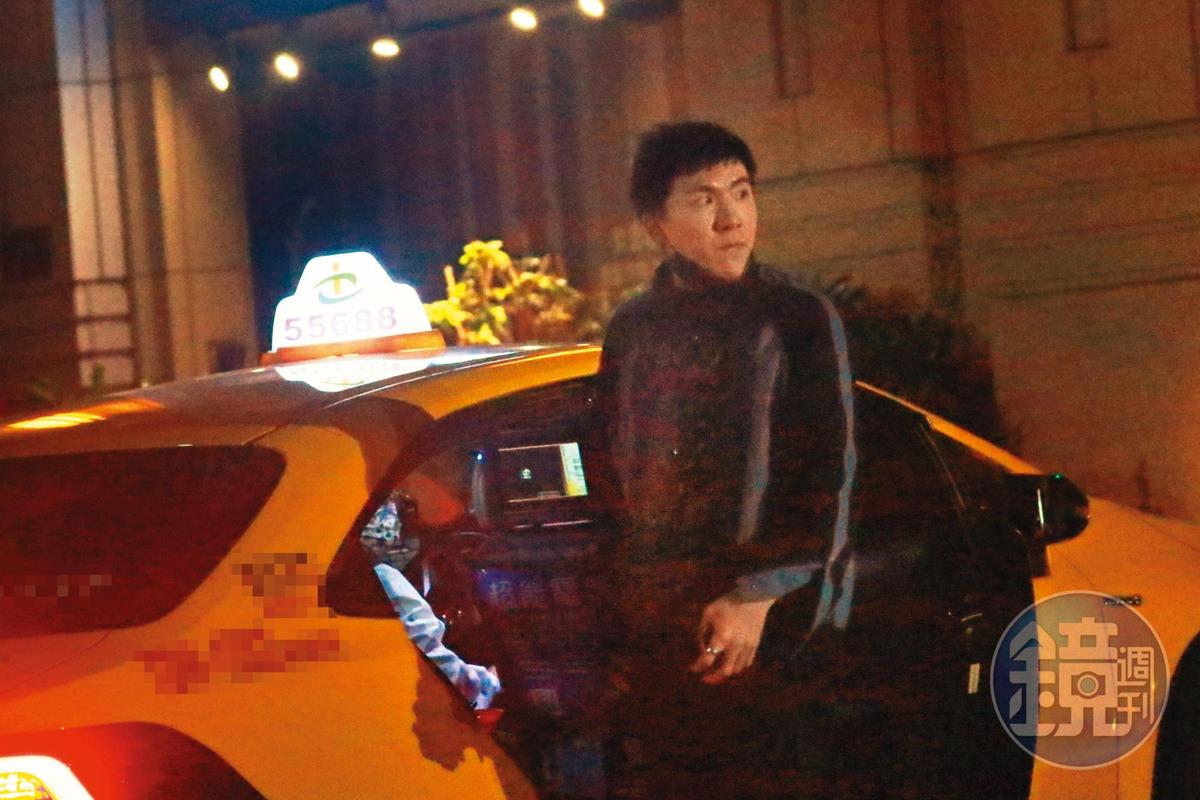 12月24日23：18，吳承恩和團員吃完宵夜後，提前搭計程車離開返家。
