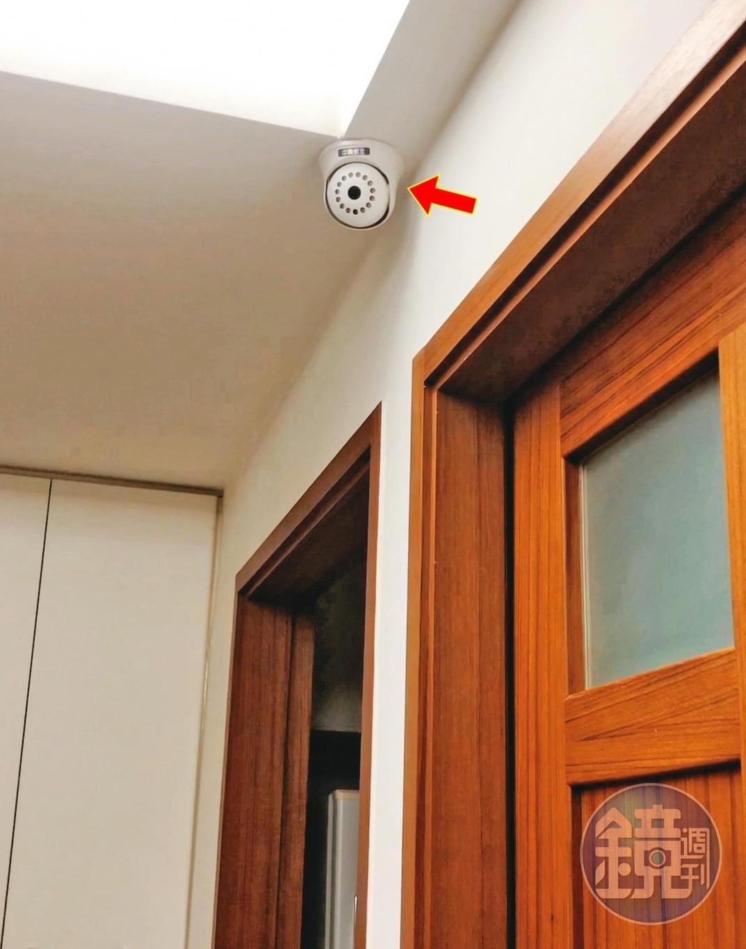 女房東在房內的公共空間裝設監視器，監控房客的一舉一動。（讀者提供）