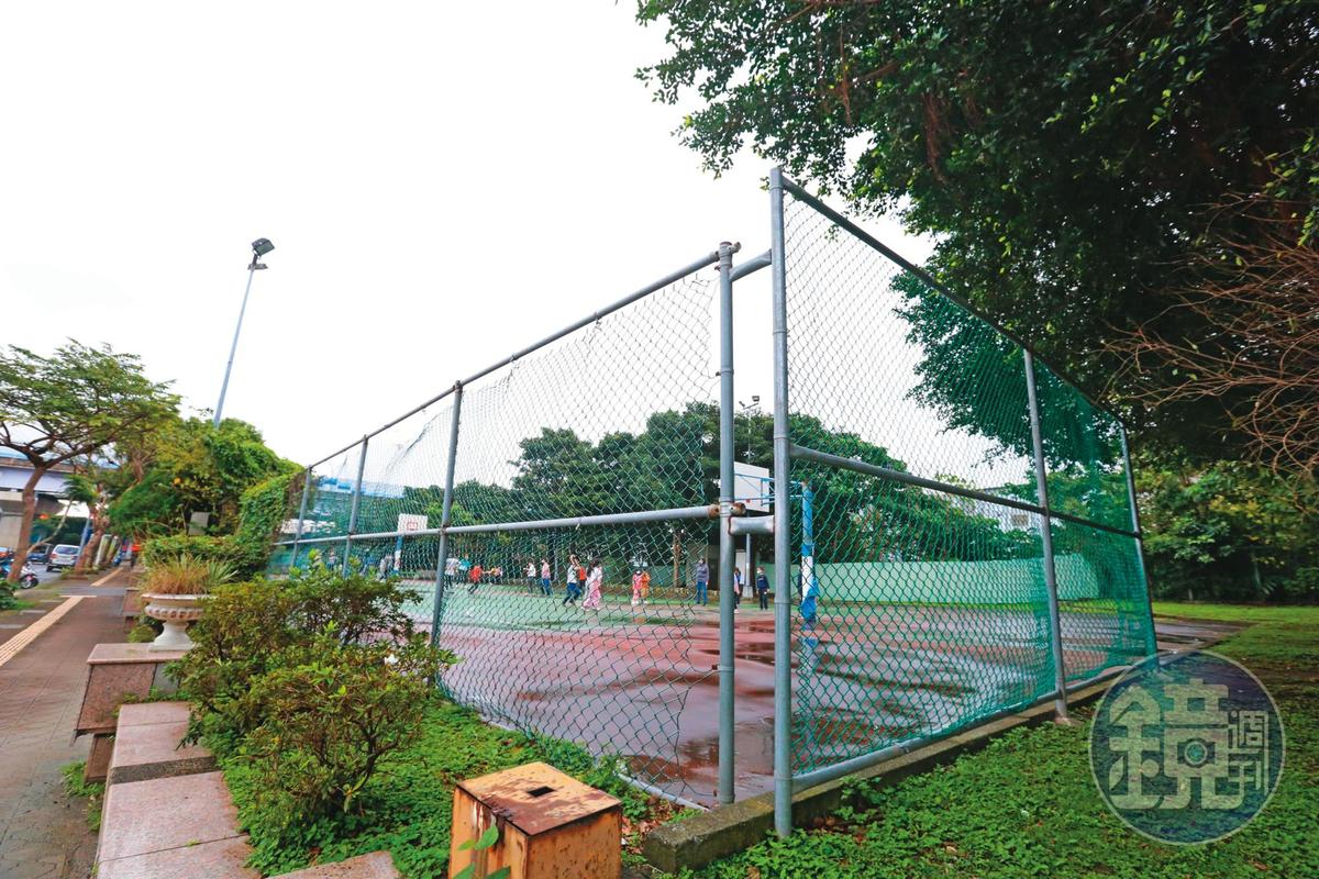 何姓學生家長指出，事發後區公所立刻在籃球場加設圍籬，顯見先前的設計有缺失。