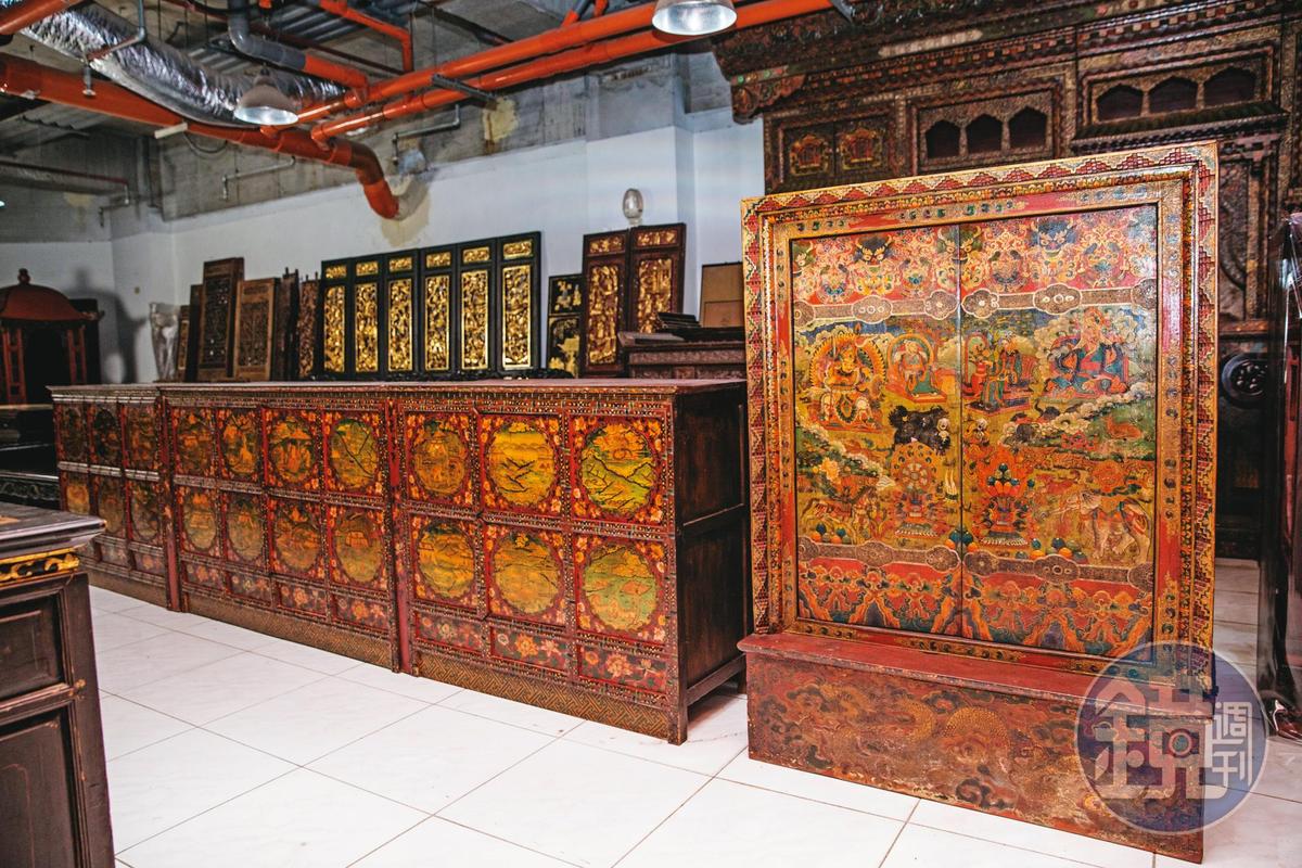 信仰藏傳佛教的潘思源，也收了不少相關藏品。