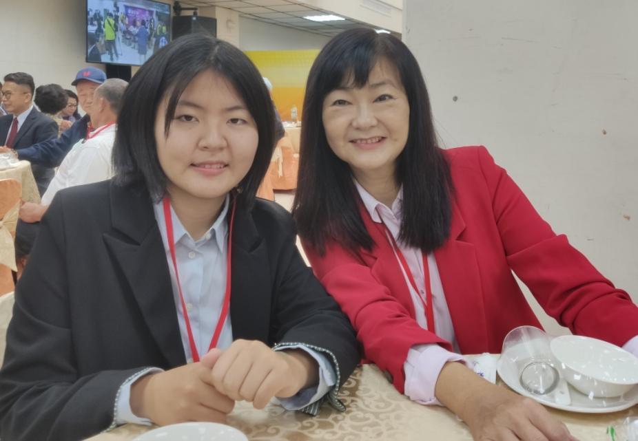 鄭安秝（左）2018年代替母親陳粹鑾（右）參選高雄市議員，成為全國最年輕市議員。（翻攝自陳粹鑾臉書）