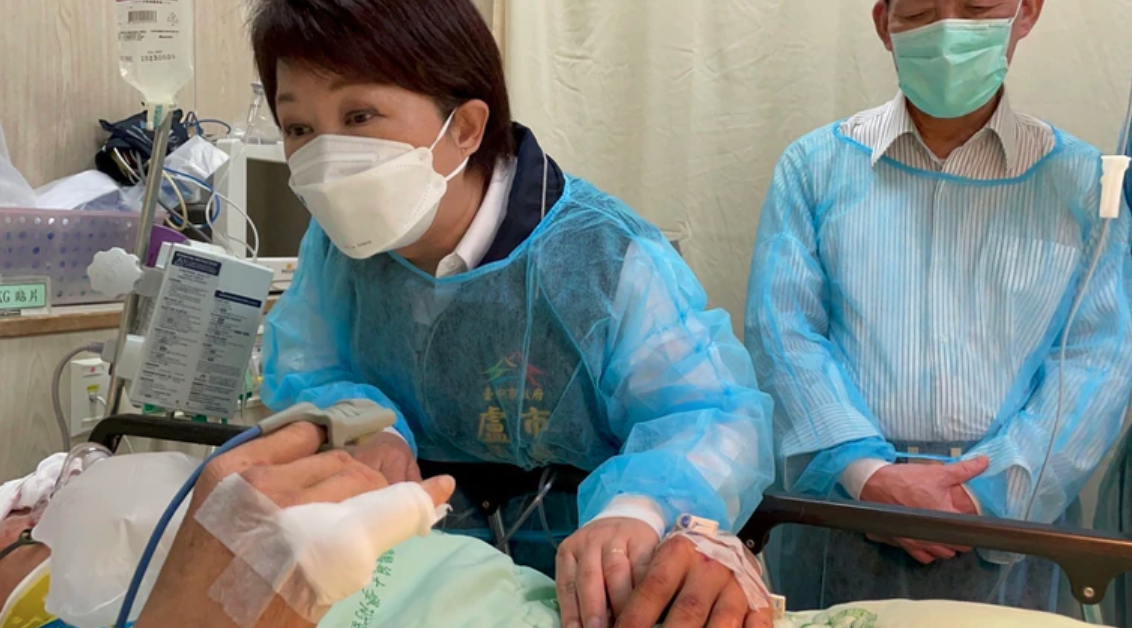 台中市長盧秀燕赴醫院探視傷患。（台中市政府提供）