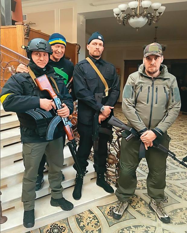 烏國遭入侵後，烏克蘭重量級拳王烏希克（右2）也返國拿起武器，宣布加入當地的領土防衛營作戰。（翻攝andrii_nebytov IG）