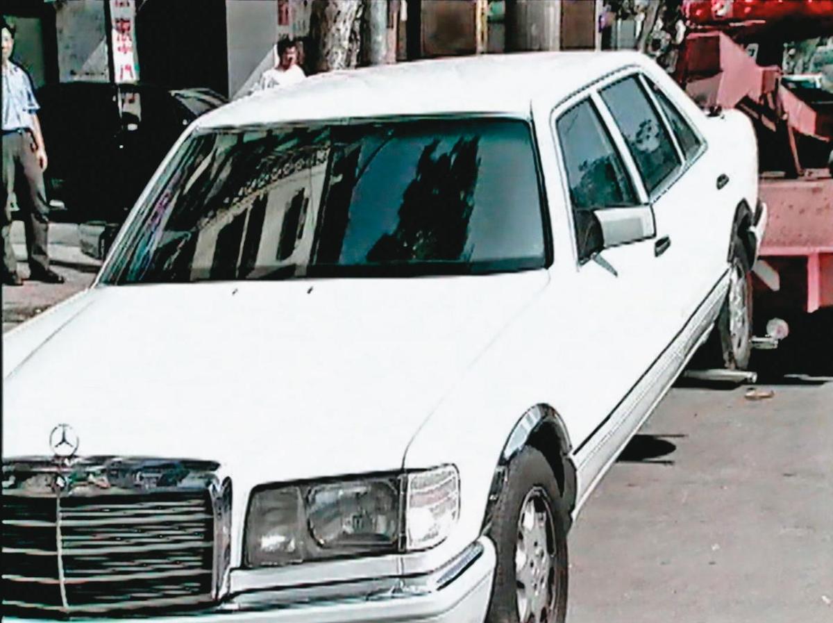 王鴻偉駕駛白色賓士車撞倒女大生，案發後，車輛被檢警查扣。（東森新聞提供）