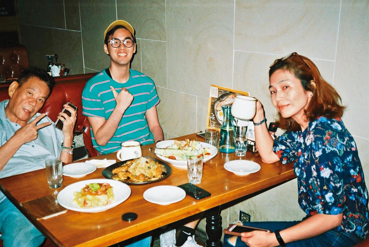 龍劭華曾在臉書分享和老婆、兒子一起在餐廳吃飯的日常，但照片仍是三缺一。（翻攝自龍劭華臉書）