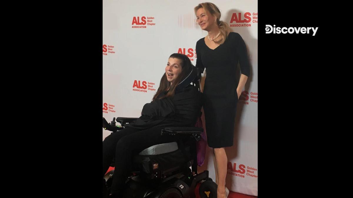 芮妮齊薇格（右）與罹患漸凍症的經紀人好友南西（左）一起出席公益活動的畫面。（Discovery頻道提供）