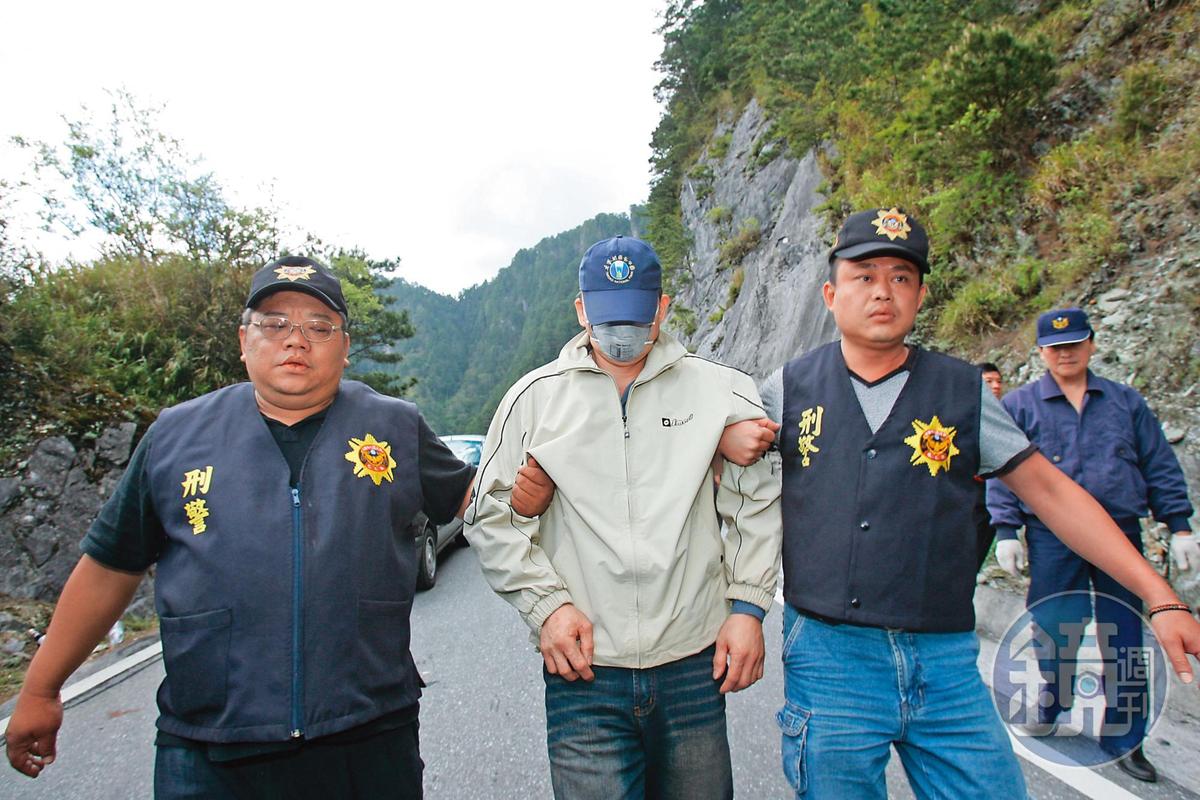 警方認定黃清波（左）涉嫌重大，將他帶至合歡山區尋找陳女屍體。