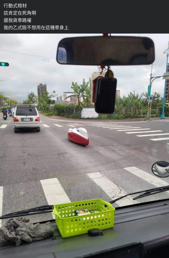 有內行網友指出該款迷你車其實是一輛「自行車」。（圖／翻攝自台灣交通安全協會臉書）