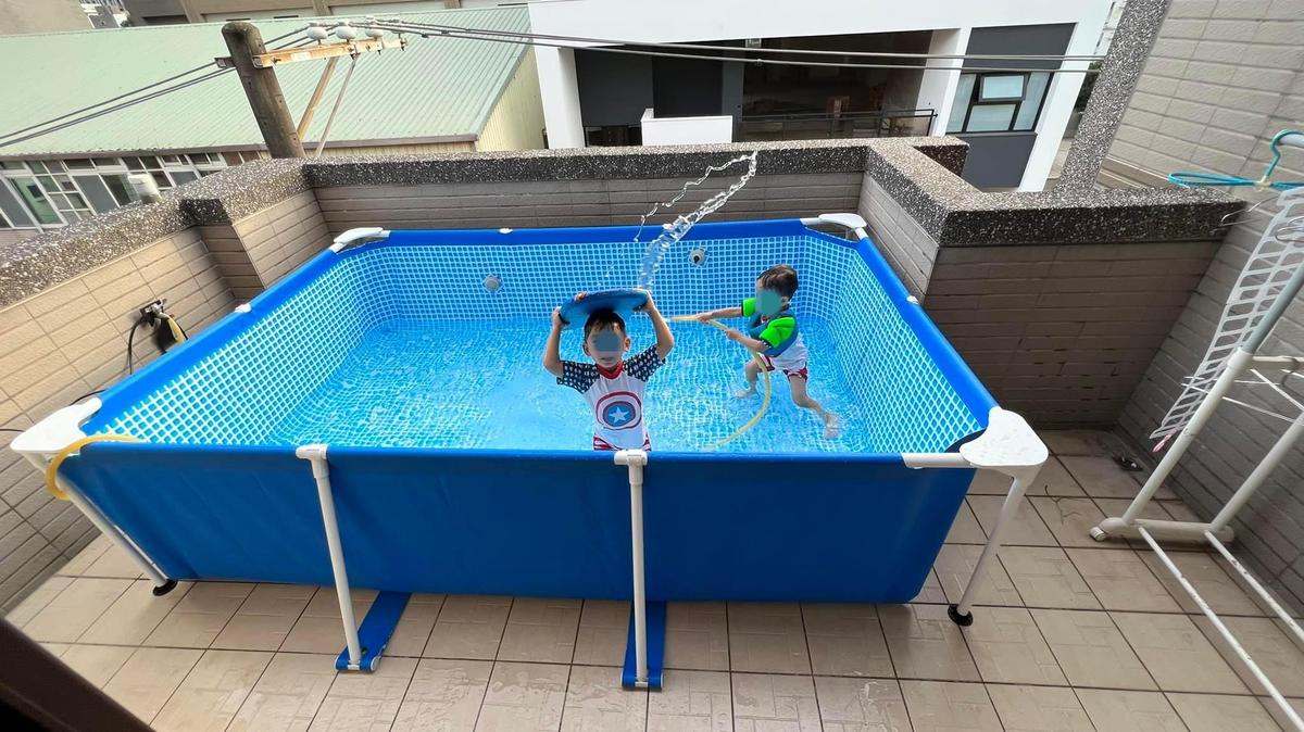 另也有其他網友曬出自己小孩在陽台用好市多充氣泳池玩水的照片。（翻攝自Costco好市多 商品經驗老實說臉書）