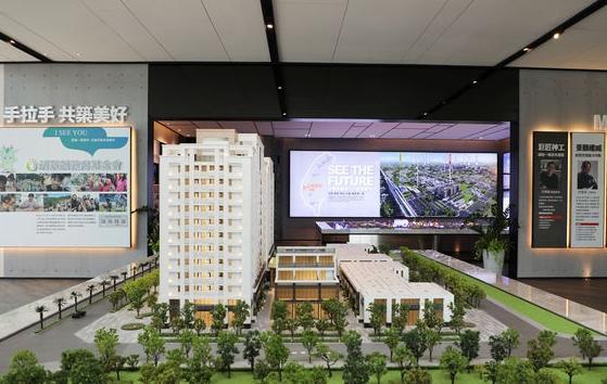 投資集合式住商大廈的清景麟建築團隊與泰嘉開發投資建商，捐贈高鐵國際城1戶作為抽獎活動頭獎。（翻攝畫面）