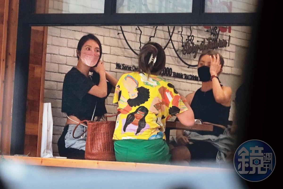 6月1日17：45，吳速玲（左）和2位姐妹淘在台北東區逛街，逛累了就在平價飲料店喝下午茶，吳速玲看來心情愉悅。