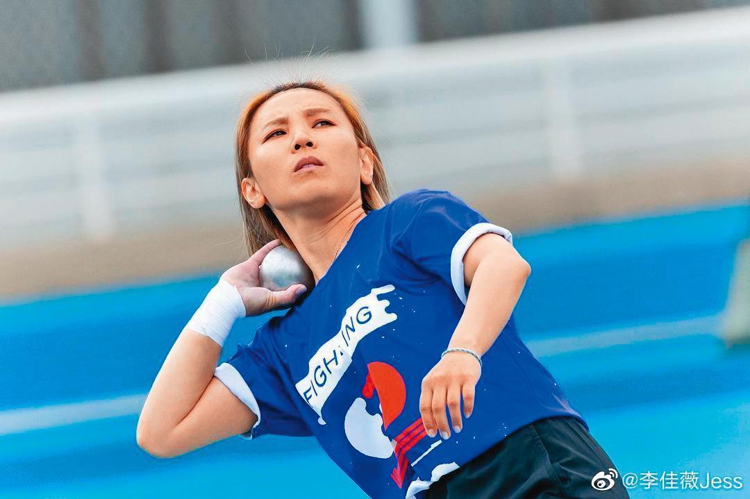 李佳薇參加《全明星運動會》第二季，在鉛球項目創下佳績。（翻攝自李佳薇微博）