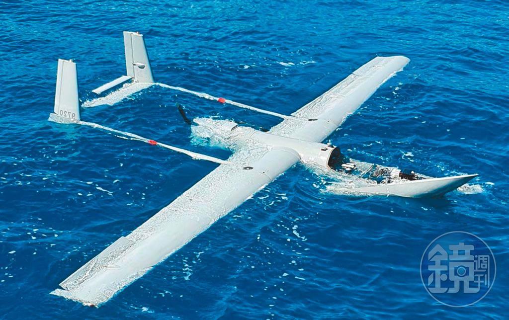 海軍銳鳶無人機多次墜毀，去年5月在台東縣太麻里外海訓練時失聯，被漁民發現墜落海面。（讀者提供）