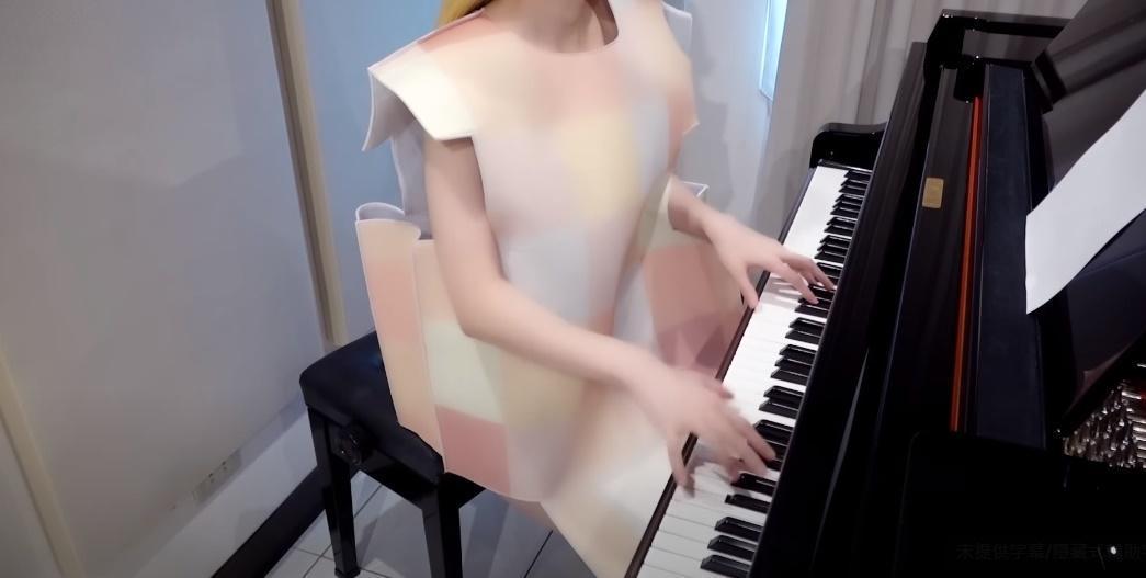 身穿「馬賽克」的Pan Piano依舊專業彈著鋼琴。（翻攝自Pan Piano YouTube頻道）