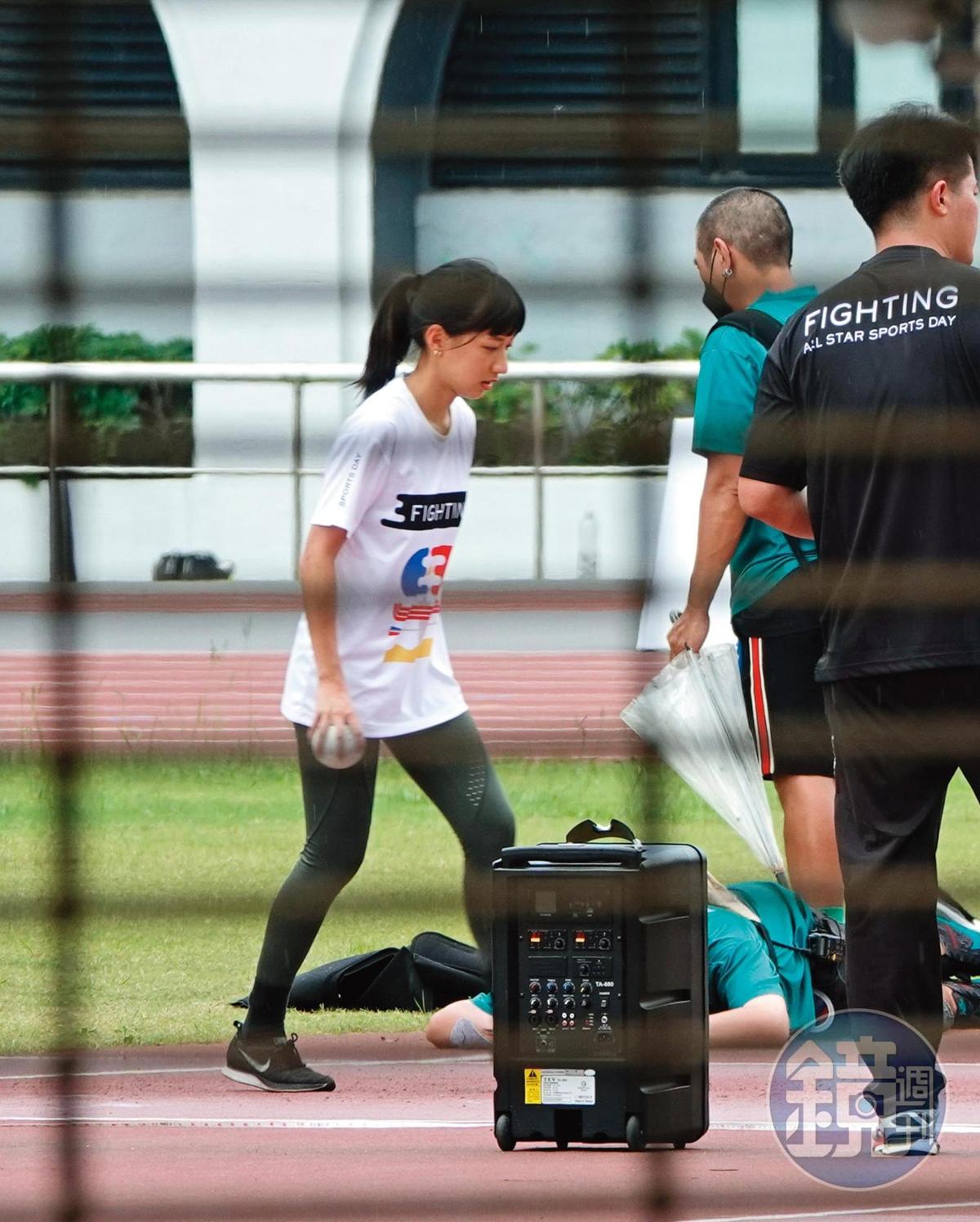 陳妤當天也現身運動場，準備上場跑步。