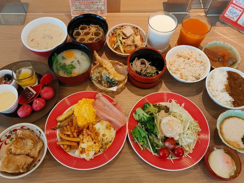 ▼前醫師林氏璧到日本出遊，在臉書分享東京爛店的早餐。（圖／翻攝自日本自助旅遊中毒者臉書）