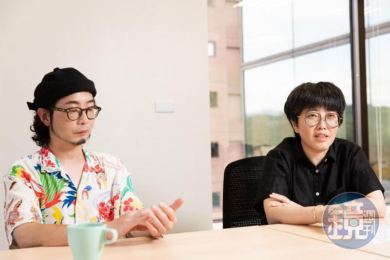 製作人黃琳容（右）與導演許富翔（左）費時討論，將乒乓球彈跳聲用做劇中人物思考時的音效。