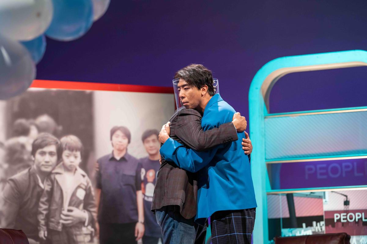 梁修身、梁赫群父子在節目中大擁抱。（TVBS提供）