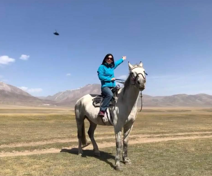 ▼女子到新疆旅遊，回來整理照片竟發現天上有不明飛行物體，希望網友能替她解惑。（圖／翻攝自爆料公社臉書）