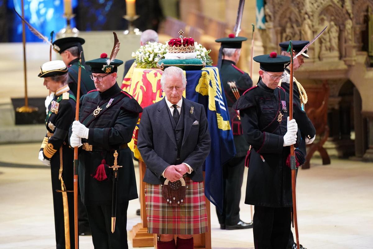 目前女王靈柩在愛丁堡聖吉爾斯大教堂，新國王查爾斯和其他兄弟姊妹共同守靈。（翻攝The Royal Family臉書）