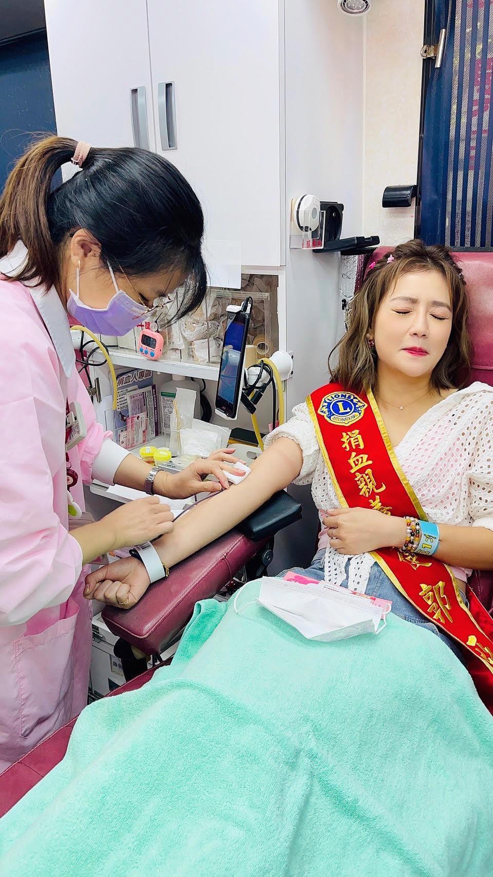 郭亞棠第一次捐血，開心自己跨出恐懼的一步。（民視提供）