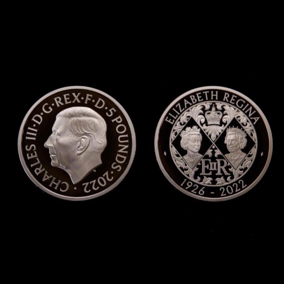 ▼新版5英鎊硬幣正面是查爾斯三世頭像，背面則印有兩幅已故伊莉莎白女王的肖像。（圖／翻攝自The Royal Mint IG）
